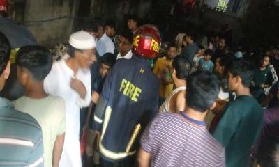 ব্যাটারিচালিত রিকশা খালে : নিখোঁজ শিশু উদ্ধারে ফায়ার সার্ভিস স ম জিয়াউর রহমান, চট্টগ্রাম থেকে : চট্টগ্রাম নগরীর চকবাজার থানাধীন কাপাসগোলা এলাকায় বেপরোয়া গতির কারণে ব্যাটারিচালিত একটি রিকশা খালে পড়ে যায়। রিকশাটিতে আরোহী ছিলেন দুই নারী ও ছয় মাস বয়সী একটি শিশু। ঘটনাস্থলে মা ও দাদিকে তাৎক্ষণিকভাবে উদ্ধার করা গেলেও শিশুটি এখনো নিখোঁজ রয়েছে। দেখা যায়, শিশু সেহরিশকে কোলে নিয়ে রিকশায় যাচ্ছিলেন তার মা সালমা বেগম। সঙ্গে ছিলেন দাদি। রাত সাড়ে ৮টার দিকে নবাব হোটেলের পাশের গলিতে বৃষ্টির পানিতে সৃষ্ট জলাবদ্ধতায় নিয়ন্ত্রণ হারিয়ে রিকশাটি উল্টে ‘হিজড়া খালে’ পড়ে যায়। স্থানীয়রা তাৎক্ষণিকভাবে মা ও দাদিকে উদ্ধার করলেও শিশুটিকে উদ্ধার করতে পারেনি। রাত ১২টা পর্যন্ত ফায়ার সার্ভিসের ডুবুরি দল এবং চট্টগ্রাম সিটি করপোরেশনের কর্মীরা উদ্ধার অভিযান চালিয়ে যান। নিখোঁজ শিশু সেহরিশ, আসাদগঞ্জ শুঁটকি পট্টি এলাকার মো. শহিদ ও সালমা বেগম দম্পতির কন্যা। জানা যায়, শুক্রবার রাত সোয়া ৮টার দিকে শিশু সেহরিশের মা ও দাদি তাকে নিয়ে কাপাসগোলায় ফুফুর বাসায় যাওয়ার উদ্দেশ্যে রওনা দেন। নবাব হোটেলের গলিতে পানি জমে থাকায় তারা সিএনজি থেকে নেমে একটি ব্যাটারিচালিত রিকশায় উঠলে সেটি নিয়ন্ত্রণ হারিয়ে খালে পড়ে যায়। রাত সোয়া ১০টার দিকে চসিকের স্ক্যাভেটারের সহায়তায় রিকশাটি খাল থেকে তোলা হলেও শিশুটির কোন সন্ধান মেলেনি। ঘটনাস্থলে উপস্থিত হয়ে চট্টগ্রাম সিটি করপোরেশনের মেয়র ডা. শাহাদাত হোসেন সাংবাদিকদের বলেন, “বেপরোয়া গতির কারণেই এই দুর্ঘটনাটি ঘটেছে। সিটি করপোরেশনের কর্মীরা ফায়ার সার্ভিসের সঙ্গে যৌথভাবে উদ্ধার তৎপরতা চালাচ্ছেন।” এদিকে, চট্টগ্রাম নগরীসহ আশপাশের এলাকায় শুক্রবার সন্ধ্যায় বৃষ্টিপাত হয়। প্রথমে গুঁড়ি গুঁড়ি বৃষ্টি শুরু হলেও পরে তা হালকা থেকে মাঝারি বৃষ্টিতে রূপ নেয়। চট্টগ্রাম পতেঙ্গা আবহাওয়া অফিসের পূর্বাভাস কর্মকর্তা মো. ইসমাইল ভূঁইয়া জানান, “পরবর্তী ২৪ ঘণ্টায় চট্টগ্রামসহ আশপাশের এলাকায় দমকা বা ঝড়ো হাওয়াসহ বৃষ্টিপাতের সম্ভাবনা রয়েছে। বাতাসের গতি হতে পারে ১৫–২০ কিমি, যা বৃদ্ধি পেয়ে ২৫–৩৫ কিমি বা তারও বেশি হতে পারে।” তিনি আরও জানান, চট্টগ্রাম সমুদ্র বন্দরের জন্য আপাতত কোনো সতর্ক সংকেত নেই, তবে নৌবন্দরগুলোর জন্য ১ নম্বর সতর্ক সংকেত জারি রয়েছে। এদিকে এঘটনার দায় চট্টগ্রাম সিটি করপোরেশনের রয়েছে বলে নগরের অনেক বাসিন্দা জানান। এর দায় এড়াতে পারে না সিটি করপোরেশন অনেকে মন্তব্য করেন। অতীতে এরকম বহু ঘটনা ঘটেছে, কোন ঘটনার দায় সিটি করপোরেশন নেয়নি।